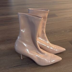 New Stuart Weitzman 75 nude patent leather stretch booties